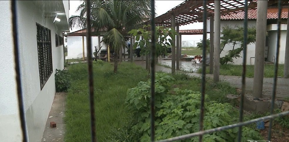 Vídeo: Jovem se desespera ao ver teto de escola municipal ameaçar cair em São Luís