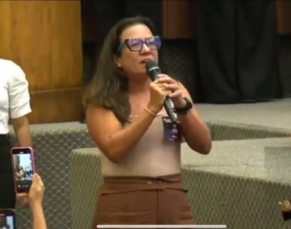 Vídeo :  Fisioterapeuta protesta contra posse de agressor de ex-mulher em evento da ALEMA
