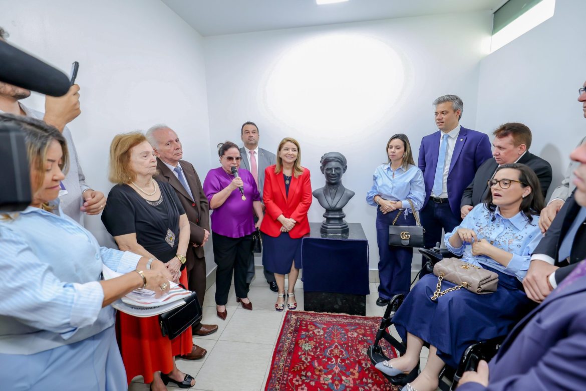 Alema homenageia professora Rosa Castro com busto e renomeação da Escola do Legislativo