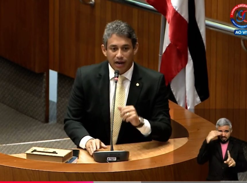 Vídeo:   Osmar Filho e Othelino Neto homenageiam deputado denunciado por corrupção pela PGR