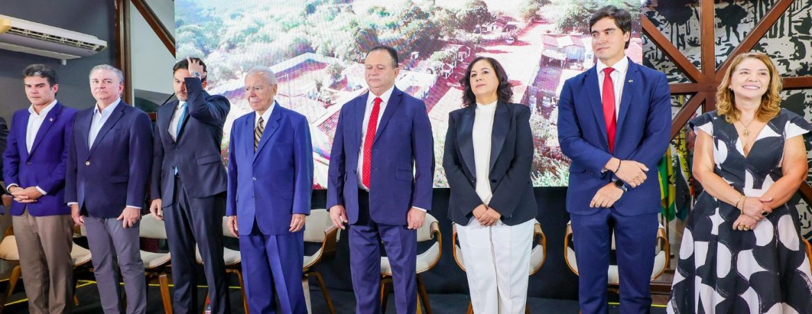 Iracema Vale participa de lançamento de selo em homenagem à redemocratização e aos 95 anos de José Sarney