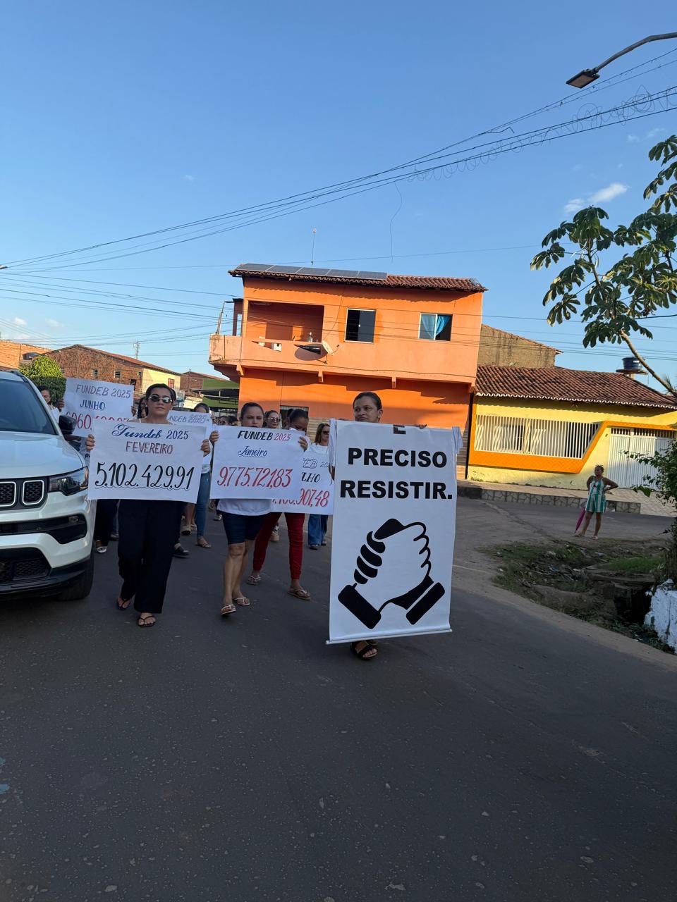 Professores em greve pressionam prefeita de Arari por valorização salarial