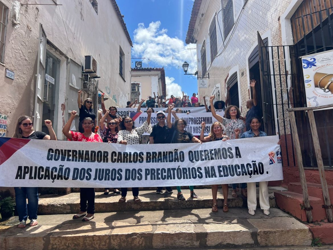 Professores fazem protesto em frente ao Palácio dos Leões e acusam Brandão de desviar juros do FUNDEB