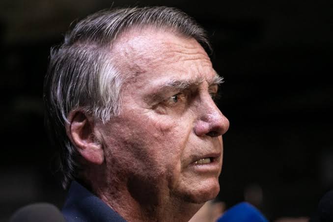 Moraes decreta prisão domiciliar de Bolsonaro e PF apreende celular do ex-presidente