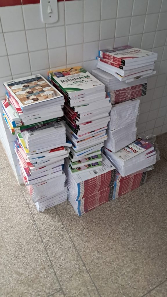 Após denúncia deste site, escolas denunciam que livros de R$ 200 milhões do FUNDEF estão jogados em corredores e sem serventia