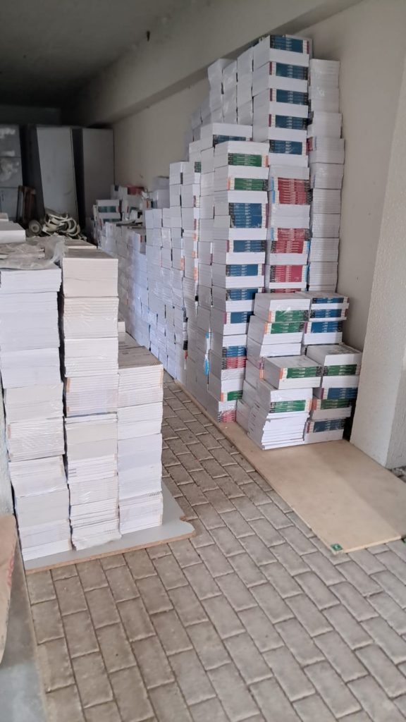Após denúncia deste site, escolas denunciam que livros de R$ 200 milhões do FUNDEF estão jogados em corredores e sem serventia