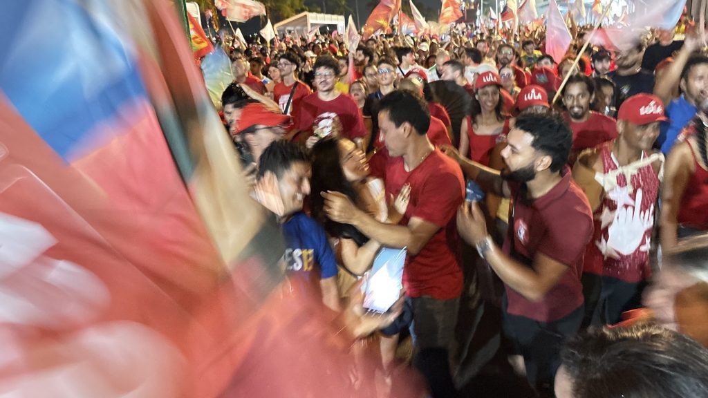 Felipe Camarão comemora no meio do povo a vitória do presidente Lula