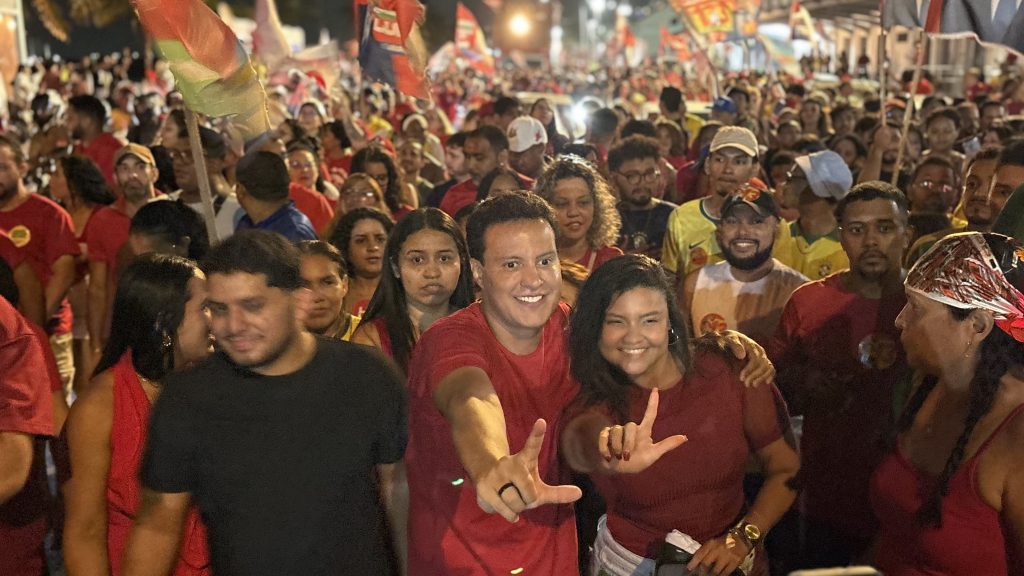 Felipe Camarão comemora no meio do povo a vitória do presidente Lula