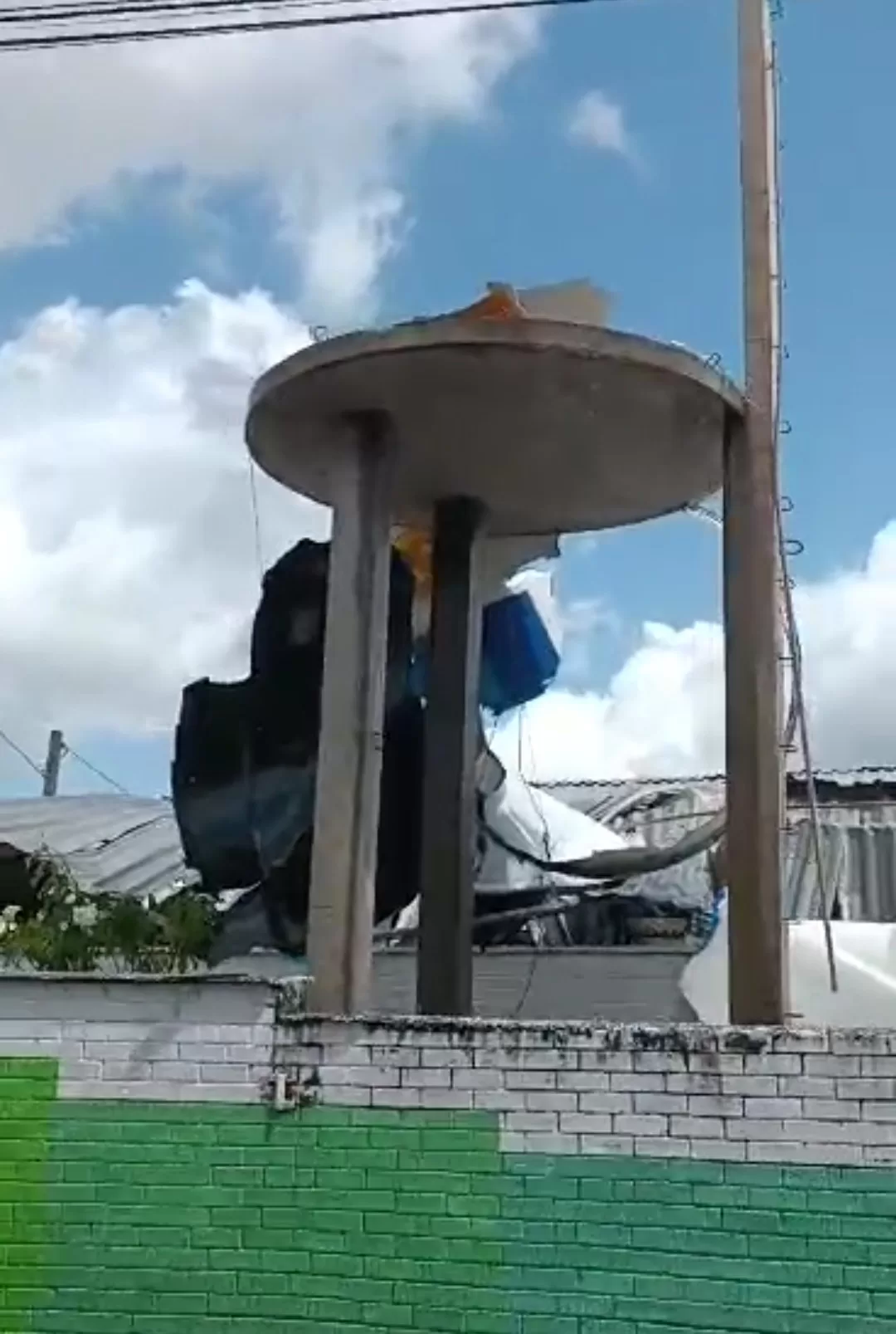 Efeito Braide !!! Velha e sem manutenção, caixa d’água desaba em mercado municipal de São Luís