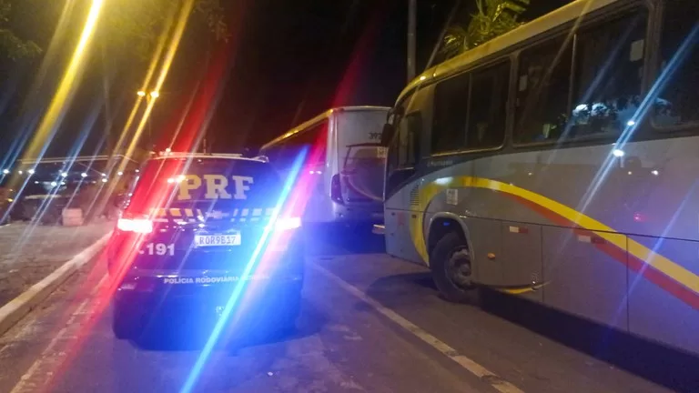 Ônibus empresariais são apreendidos pela PRF em São Luís por documentação falsa