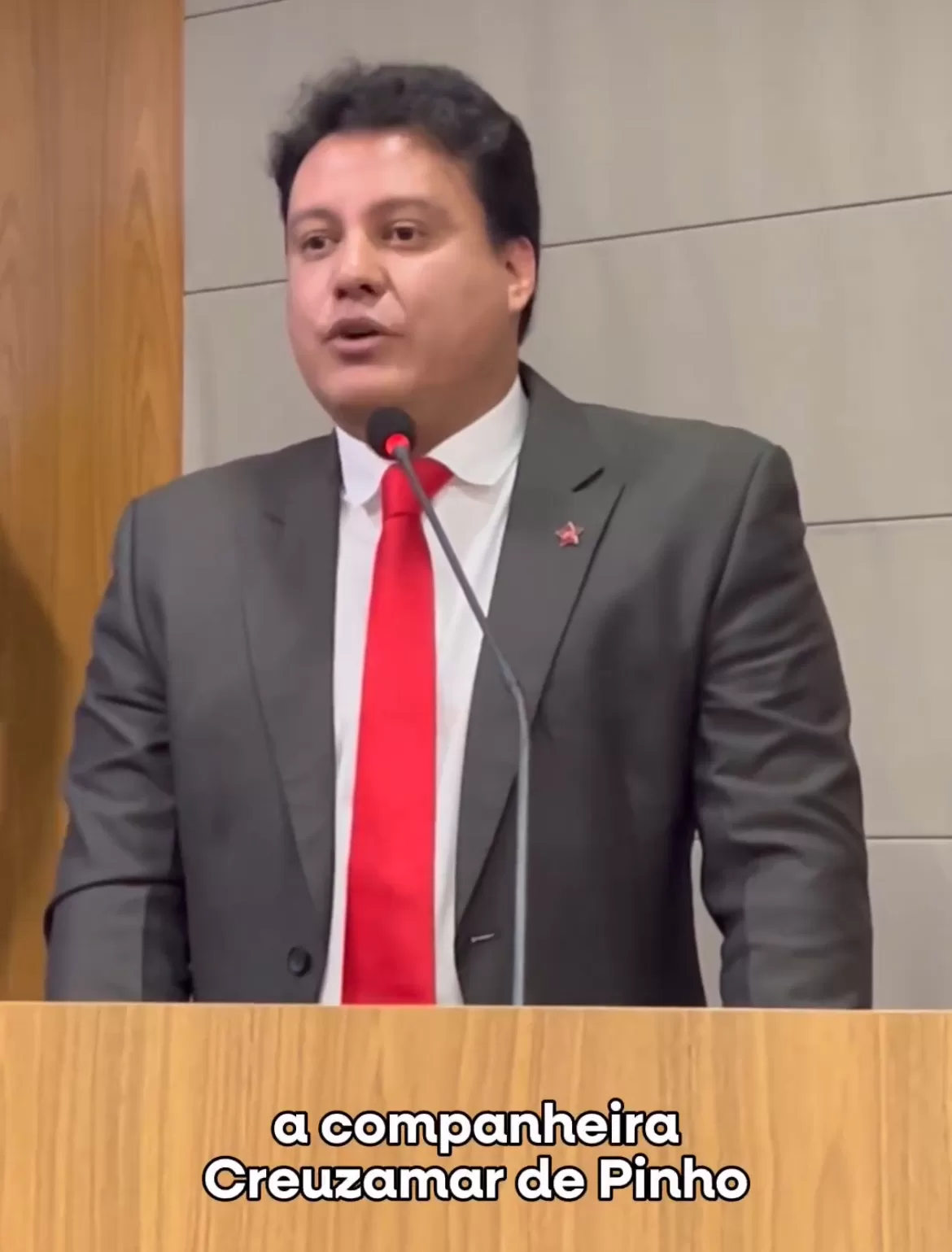 Vídeo: Felipe Camarão critica a gestão de Braide durante posse de vereadora