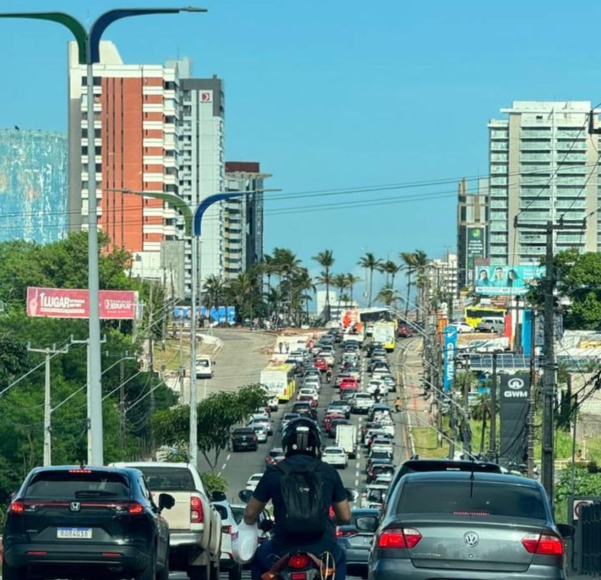 Entregue às pressas, intervenção no Retorno do Calhau complica ainda mais trânsito de São Luís