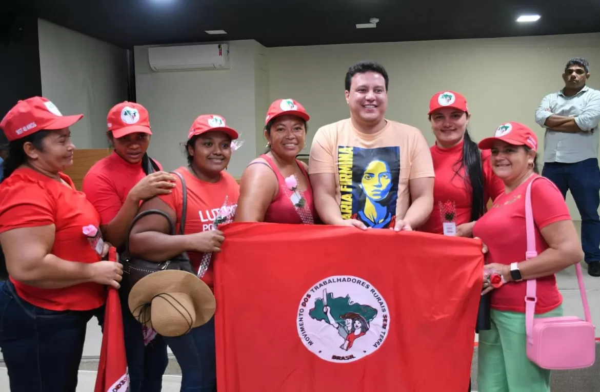 Vice-governador Felipe Camarão presta homenagem ao MST e movimentos sociais