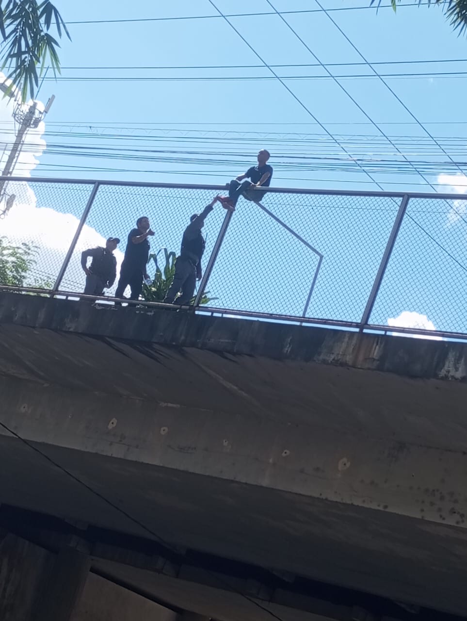 Ato heroico: Policiais salvam rapaz que ameaçava se jogar do viaduto do Monte Castelo