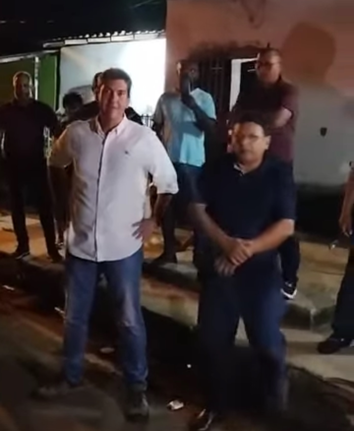 ACIMA DA LEI !!! Braide desafia Lei Eleitoral e anuncia asfalto em bairro na calada da noite