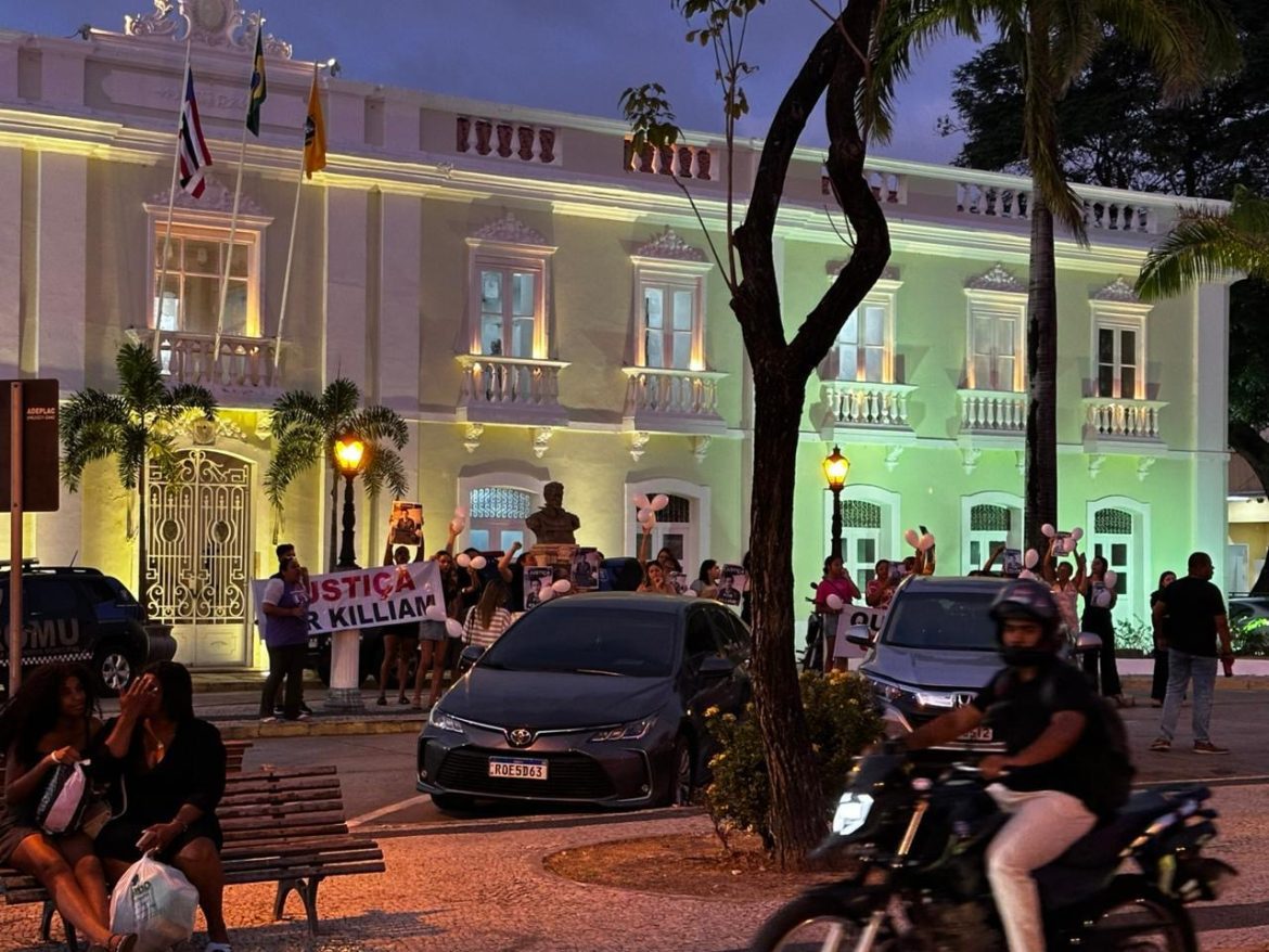 Vídeo: Enquanto Braide faz campanha em Imperatriz, população faz protesto na porta da prefeitura de São Luís