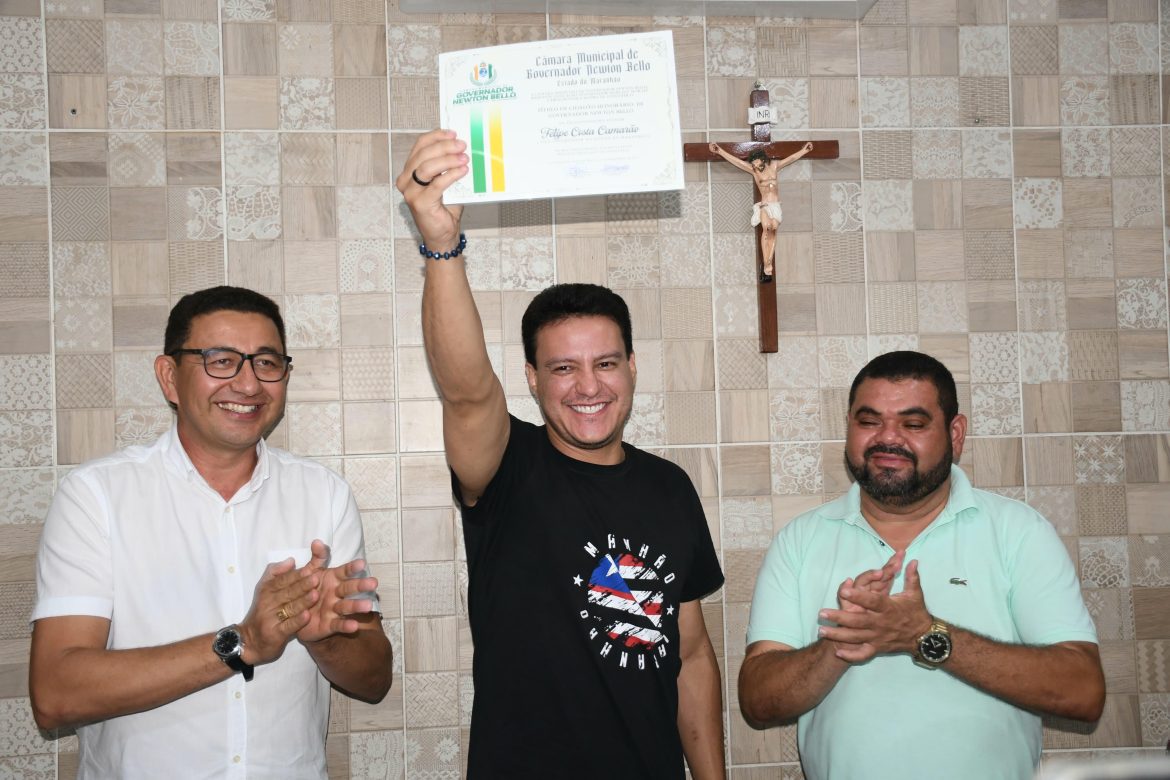 Felipe Camarão entrega ônibus escolar a aldeia indígena e recebe título de Cidadão de Governador Newton Bello