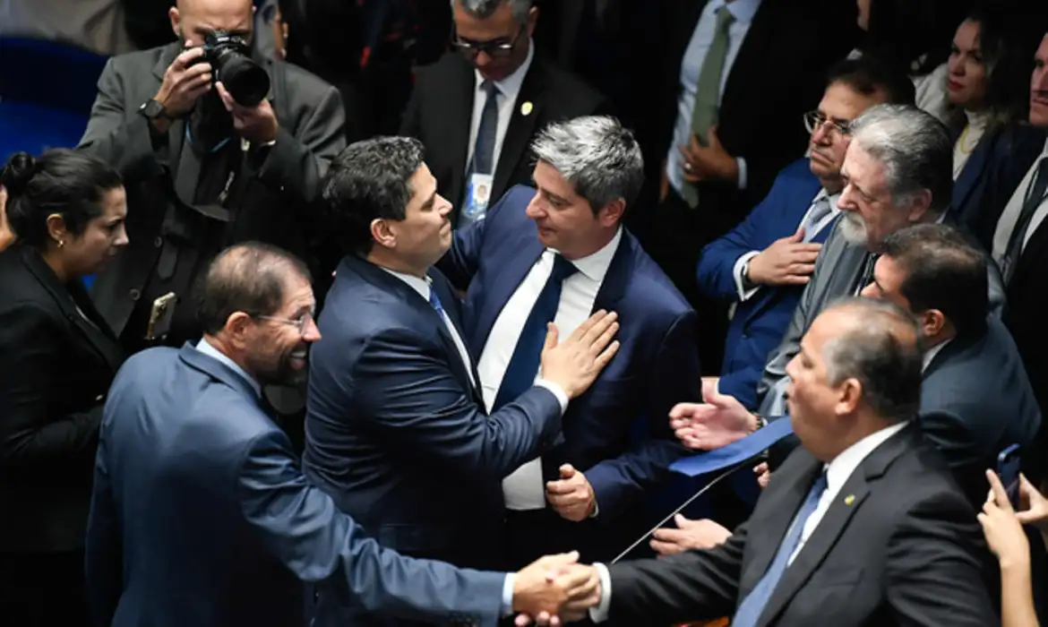 Davi Alcolumbre vence eleição com folga e volta a ser presidente do Senado